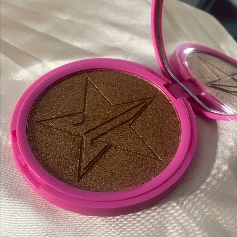 Jeffree Star Skin Frosty Dark Horse